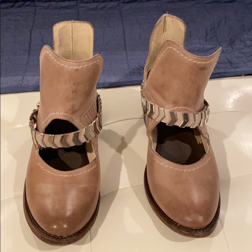 Steve Madden Freebirds “Blades”.